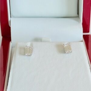 Elegant 14k white Gold Stud Earrings